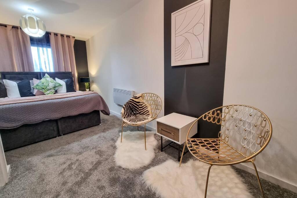 Couples Retreat / Workers Paradise + Free Parking Manchester