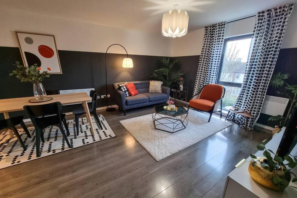Couples Retreat / Workers Paradise + Free Parking Manchester